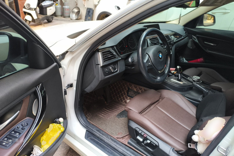 BMW 3 Series 2018 car image #18