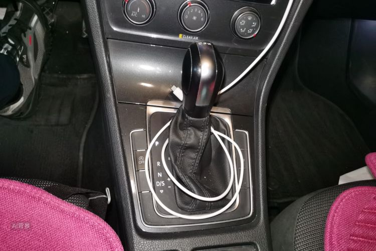 Volkswagen Golf 2019 car image #16