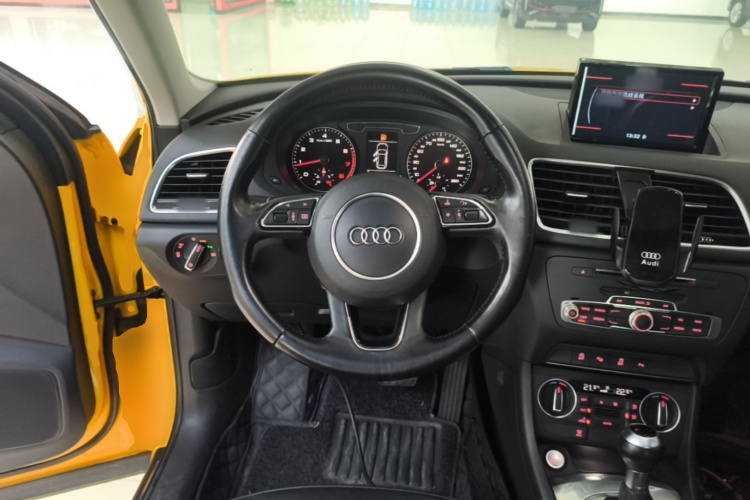 Audi Q3 2016 car image #11