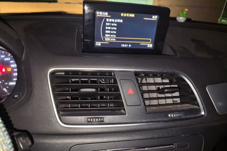Audi Q3 2017 car image #13