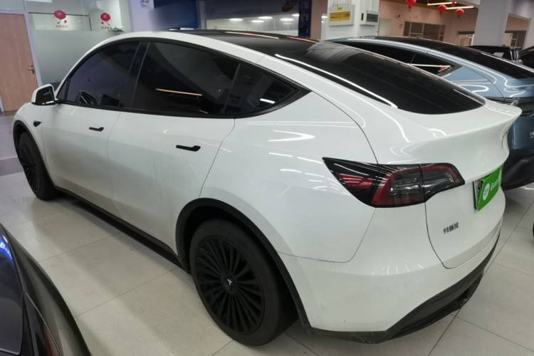 Tesla Model Y 2024 #5 Tesla Model Y 2024 car image #5