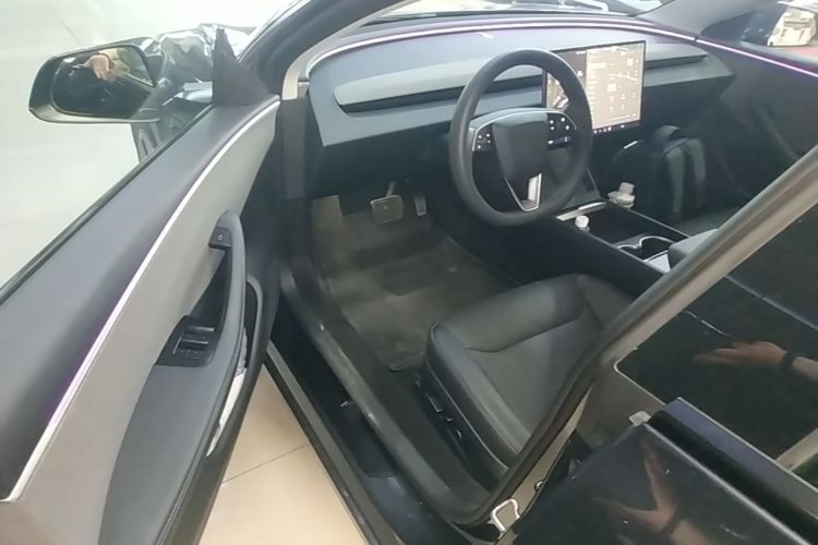 Tesla Model 3 2024 car image #16