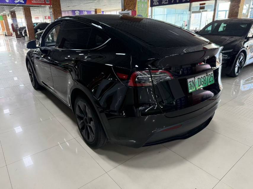 Tesla Model Y 2023 car image #9