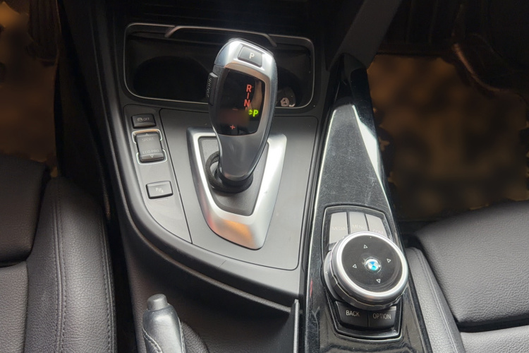 BMW 3 Series 2018 car image #13
