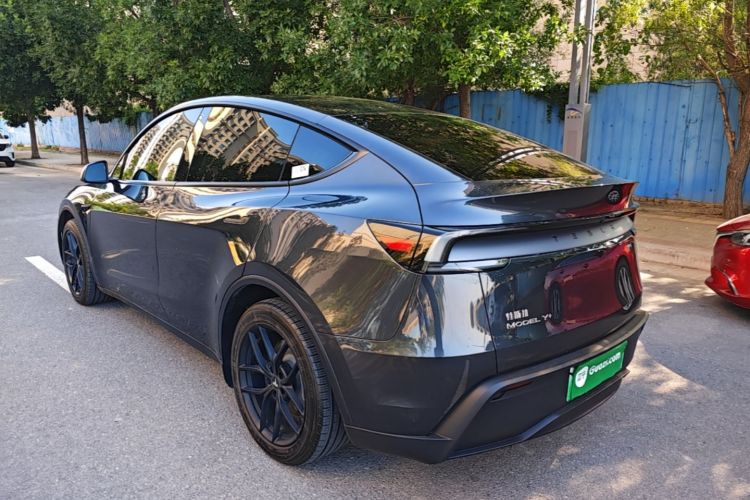 Tesla Model Y 2025 car image #5