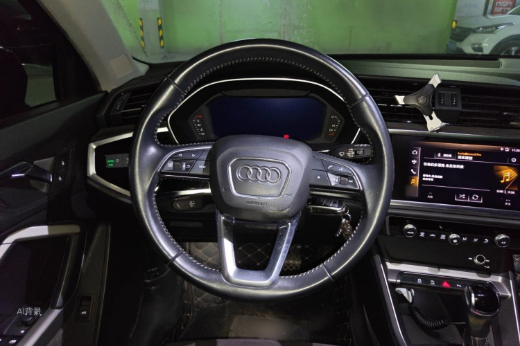 Audi Q3 2020 car image #12