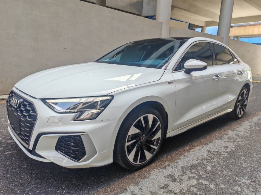 2023 immagine di auto 