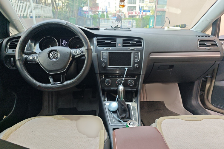 Volkswagen Golf 2017 car image #12