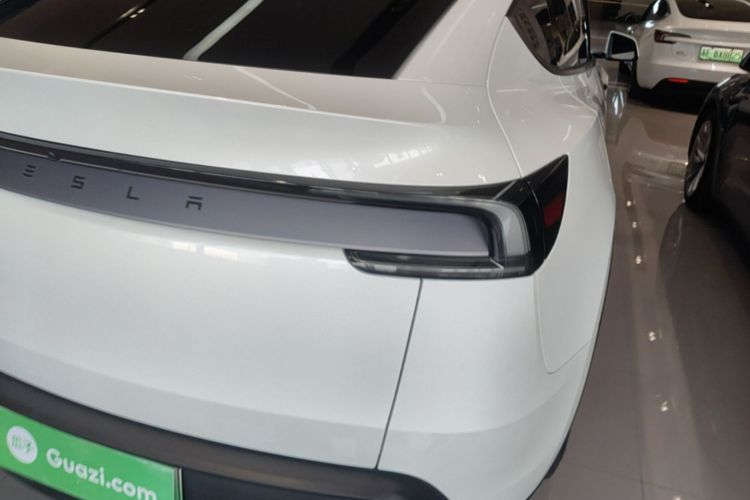 Tesla Model Y 2025 #8 Tesla Model Y 2025 car image #8
