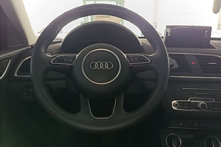 Audi Q3 2018 car image #12