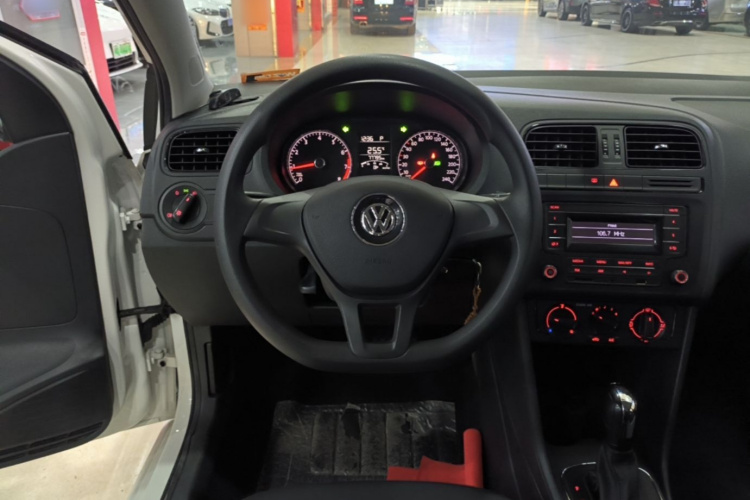 Volkswagen Polo 2018 car image #11