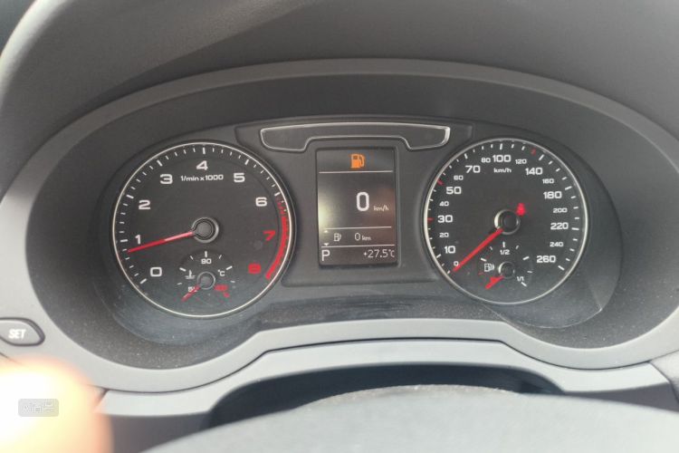 Audi Q3 2016 car image #13