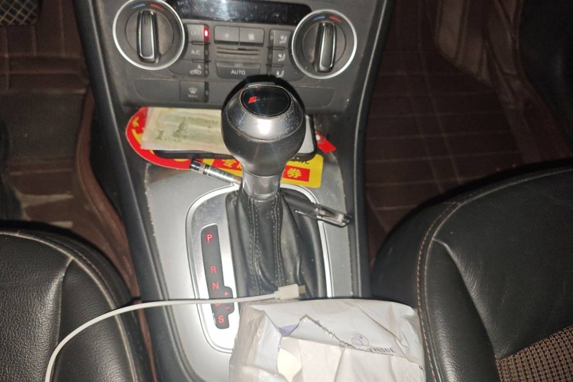 Audi Q3 2018 car image #27