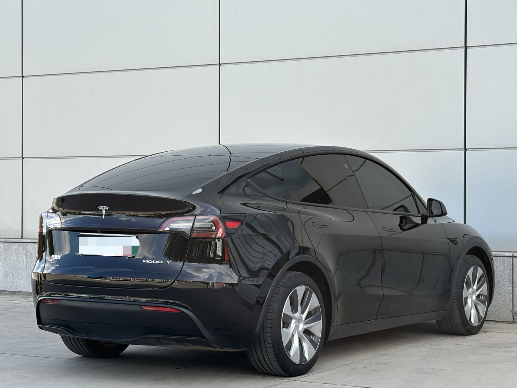 Tesla Model Y 2023 car image #3