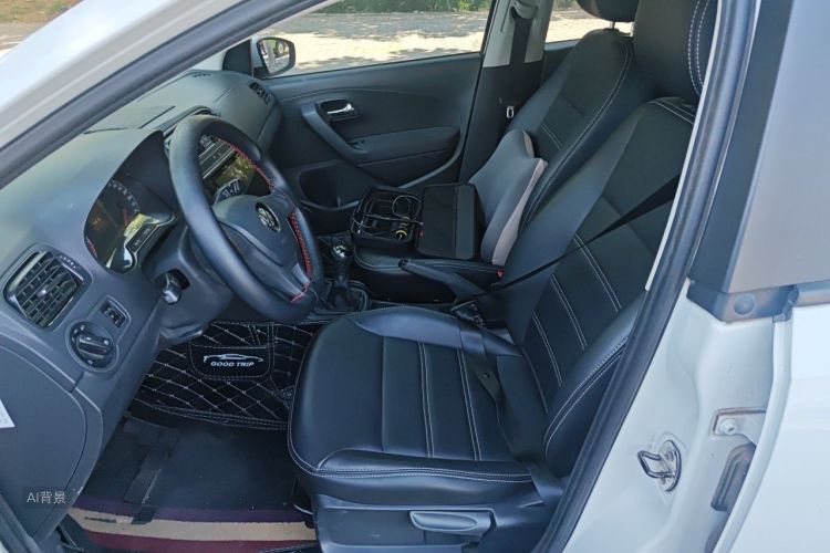 Volkswagen Polo 2015 car image #17