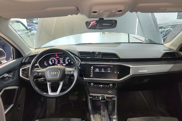 Audi Q3 2021 car image #10