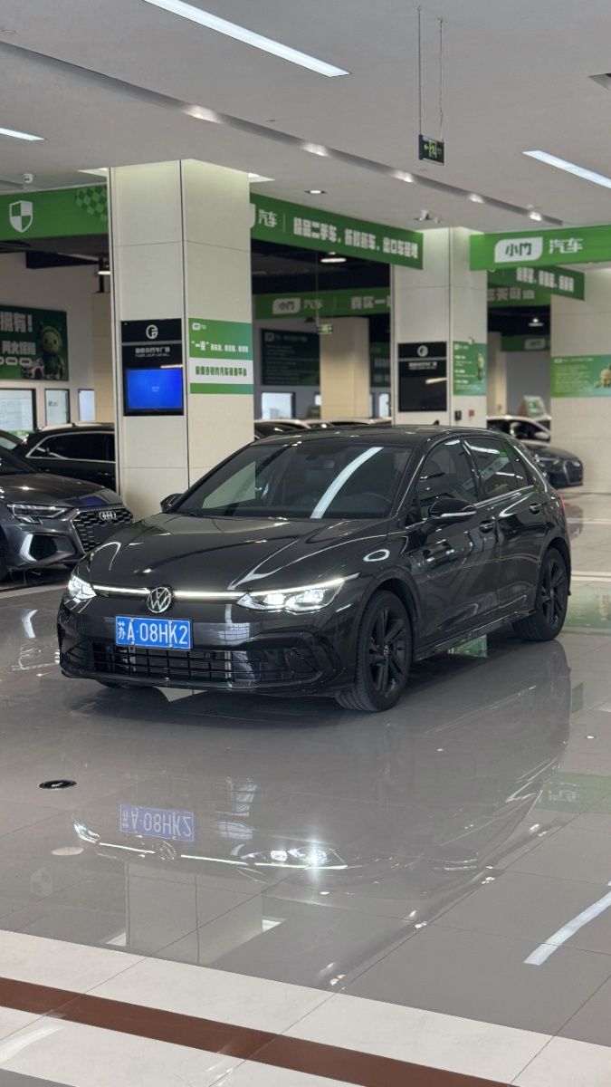 Volkswagen Golf 2023 immagine di auto 