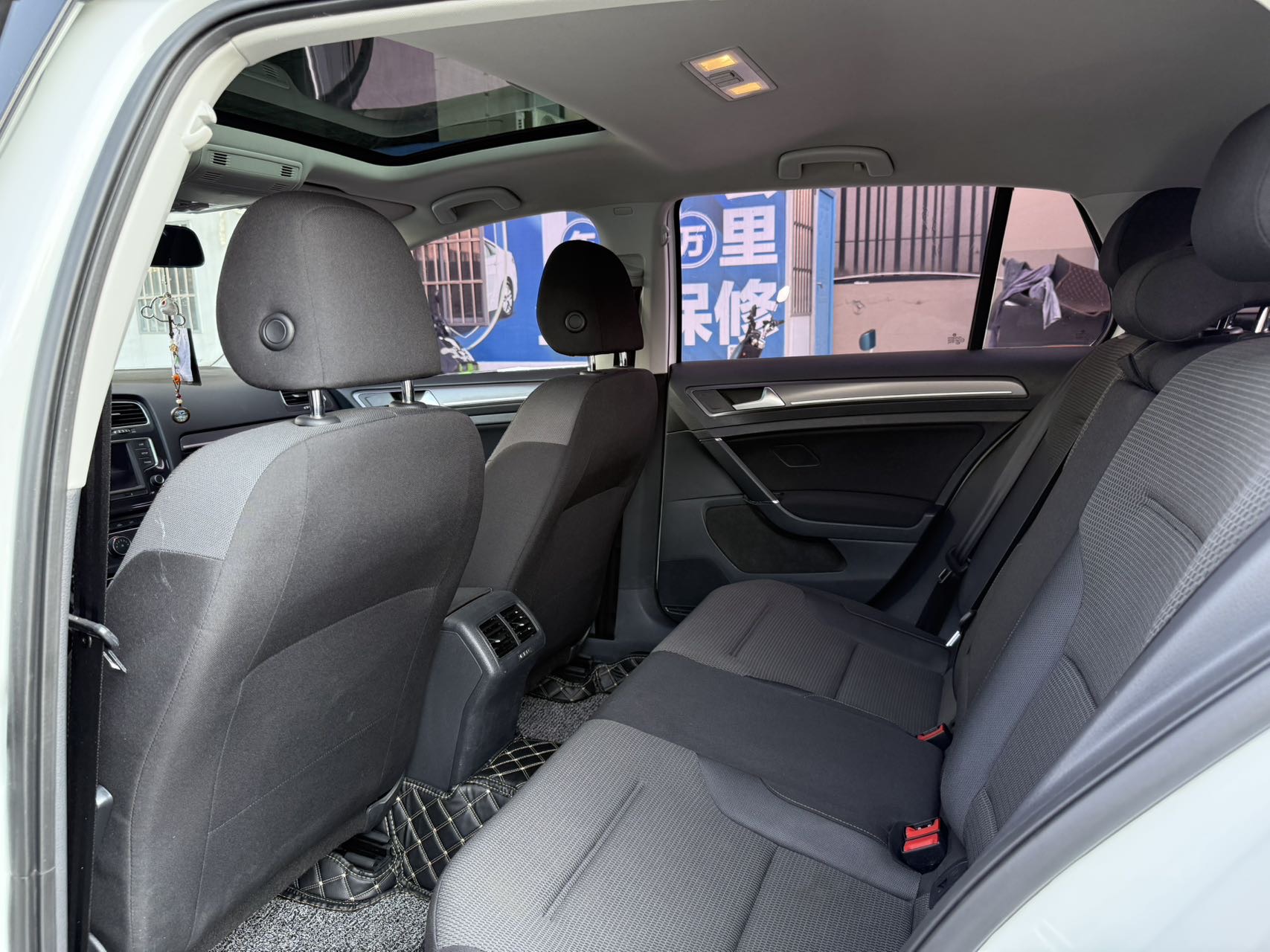 Volkswagen Golf 2017 car image #6