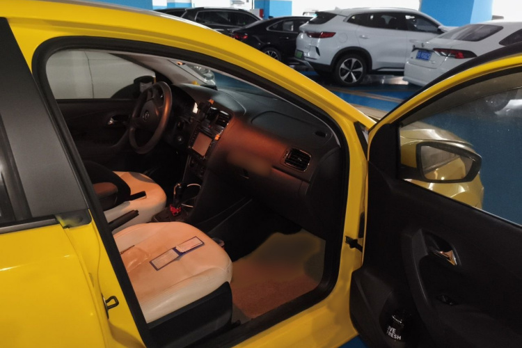 Volkswagen Polo 2015 car image #27