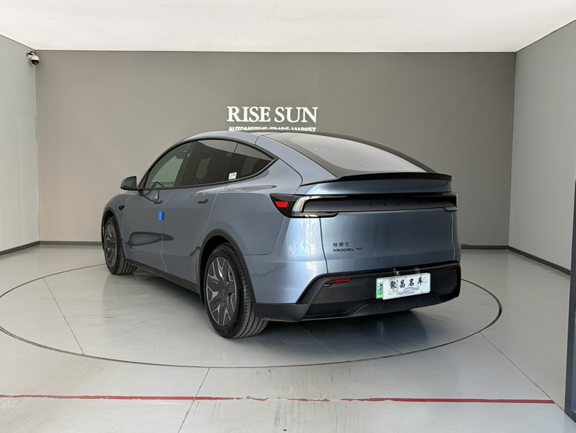 Tesla Model Y L 2026 car image #9