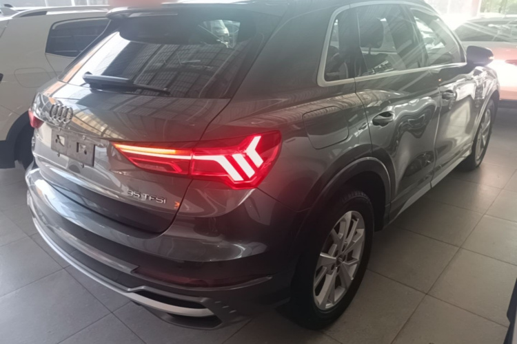 Audi Q3 2020 car image #5