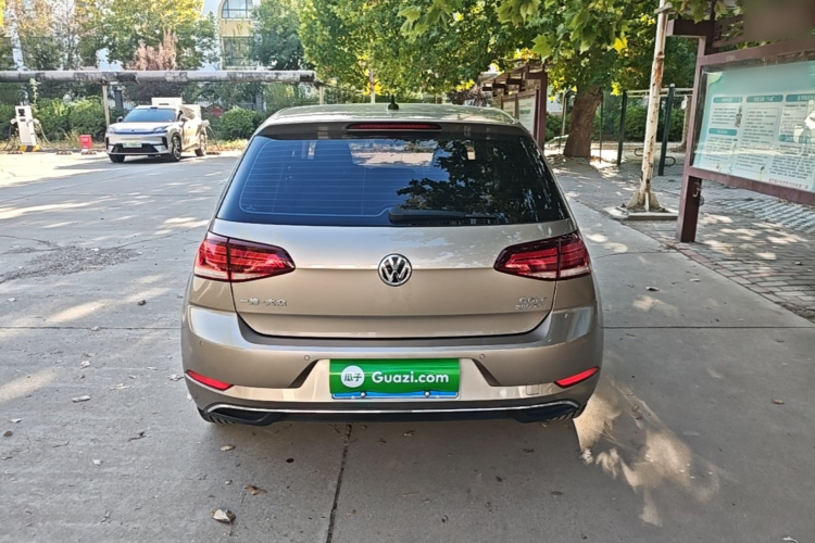 Volkswagen Golf 2019 car image #6