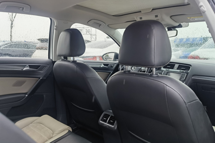 Volkswagen Golf 2017 car image #13