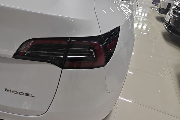 Tesla Model Y 2023 car image #8