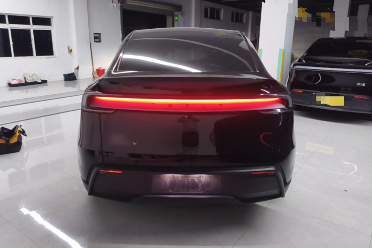 Tesla Model Y 2025 immagine di auto #6