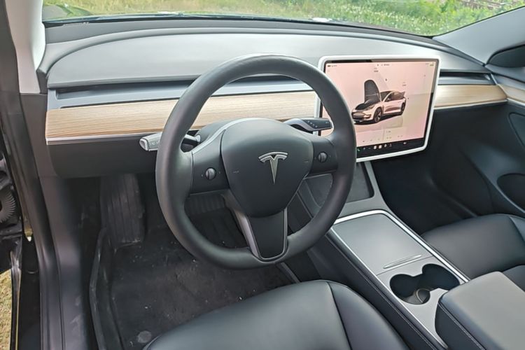 Tesla Model 3 2023 car image #11