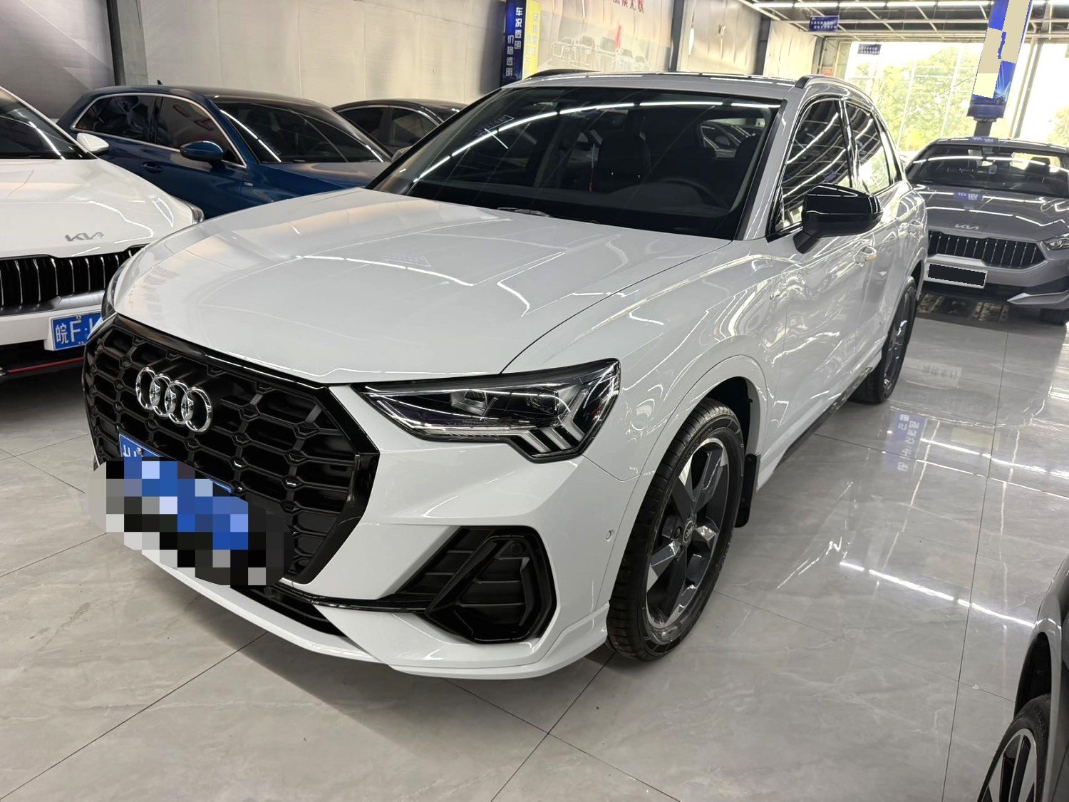 Audi Q3 2023 car image 