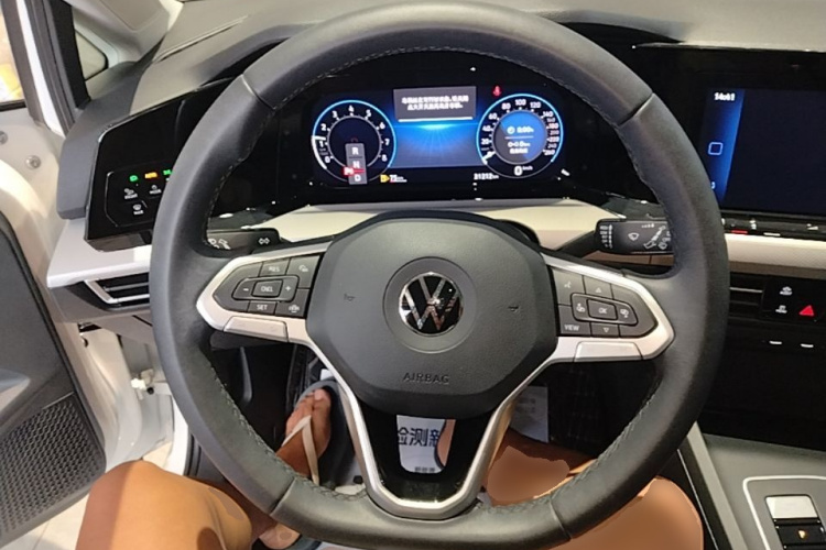 Volkswagen Golf 2025 car image #11