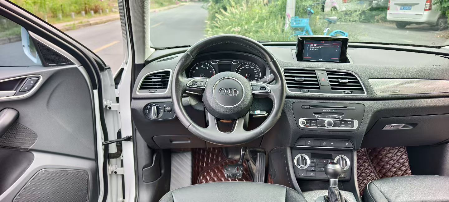 Audi Q3 2015 car image #8