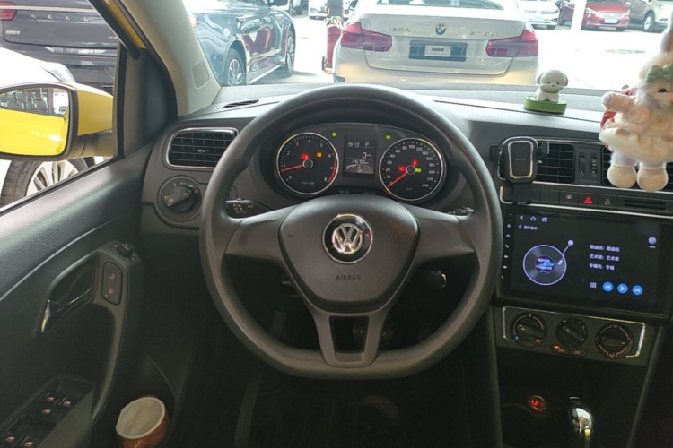 Volkswagen Polo 2015 car image #11
