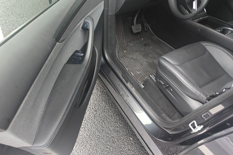 Tesla Model Y 2025 car image #13