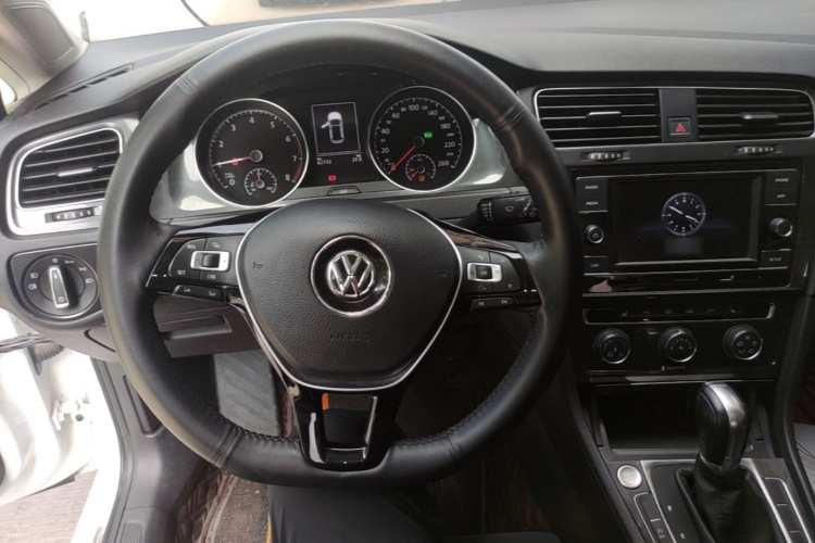 Volkswagen Golf 2018 car image #11