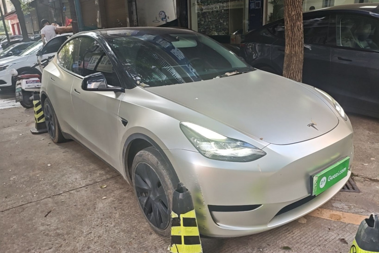 Tesla Model Y 2023 car image #4