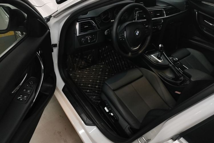 BMW 3 Series 2018 car image #16
