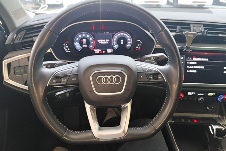Audi Q3 2020 car image #15