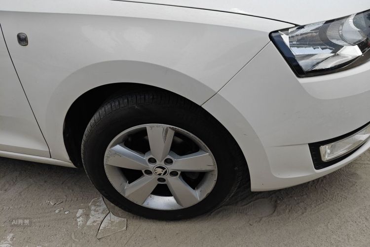 Skoda Rapid 2015 car image #9