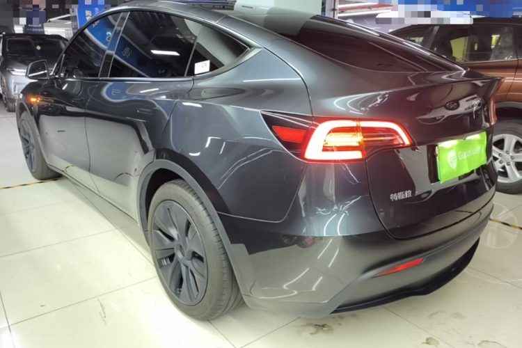 Tesla Model Y 2024 #5 Tesla Model Y 2024 car image #5