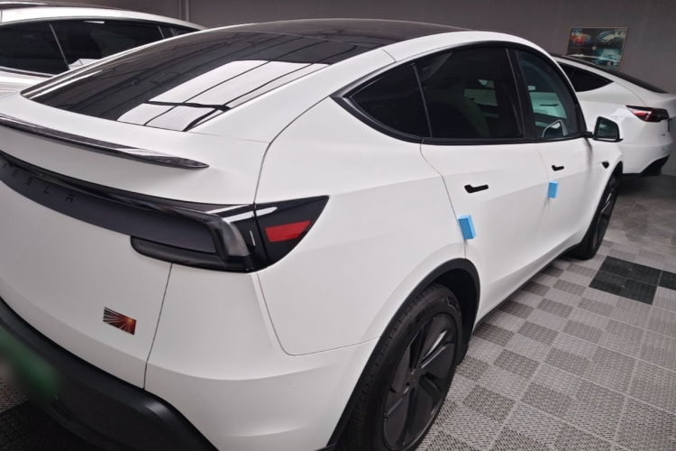 Tesla Model Y 2025 #5 Tesla Model Y 2025 صورة سيارة #5