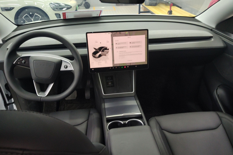 Tesla Model Y 2025 #10 Tesla Model Y 2025 car image #10