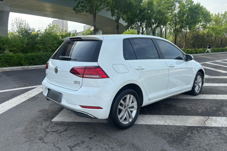 Volkswagen Golf 2018 car image #8