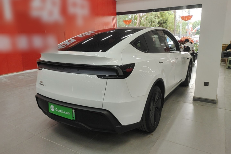Tesla Model Y 2025 car image #7