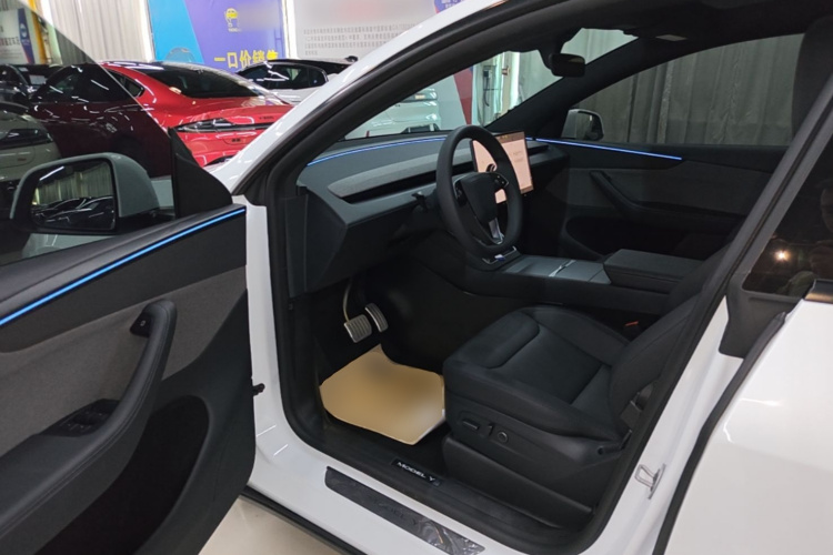 Tesla Model Y 2026 #16 Tesla Model Y 2026 car image #16