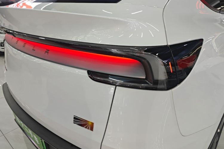 Tesla Model Y 2025 #8 Tesla Model Y 2025 car image #8