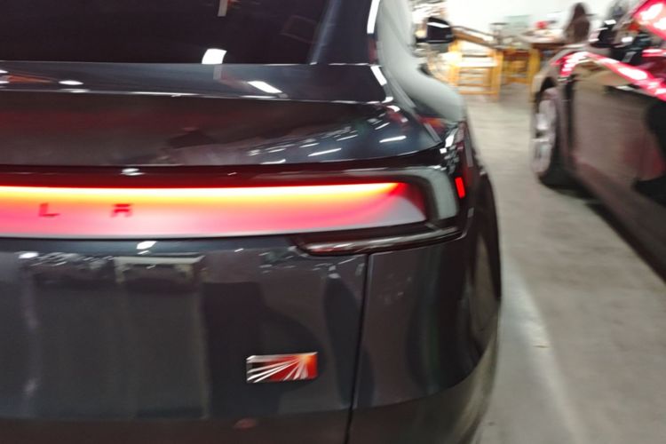 Tesla Model Y 2025 car image #8