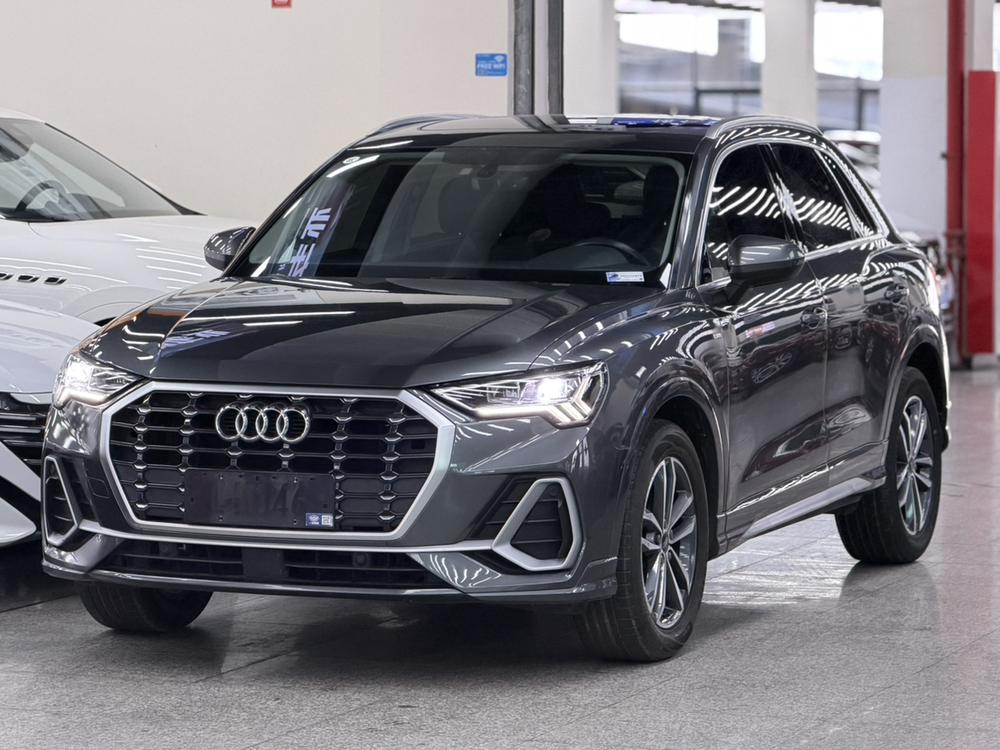 Audi Q3 2023 immagine di auto 