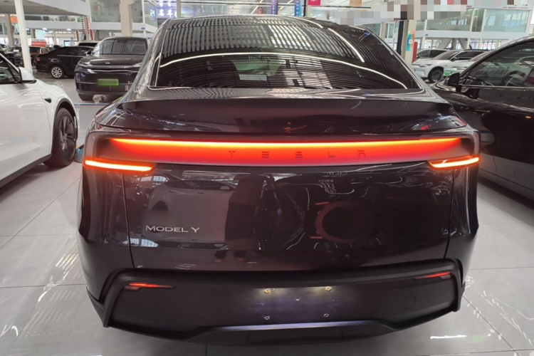 Tesla Model Y 2025 car image #4